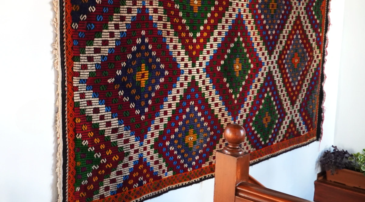 Mekânın Hafızası: Duvarlar, Raflar, Sesler