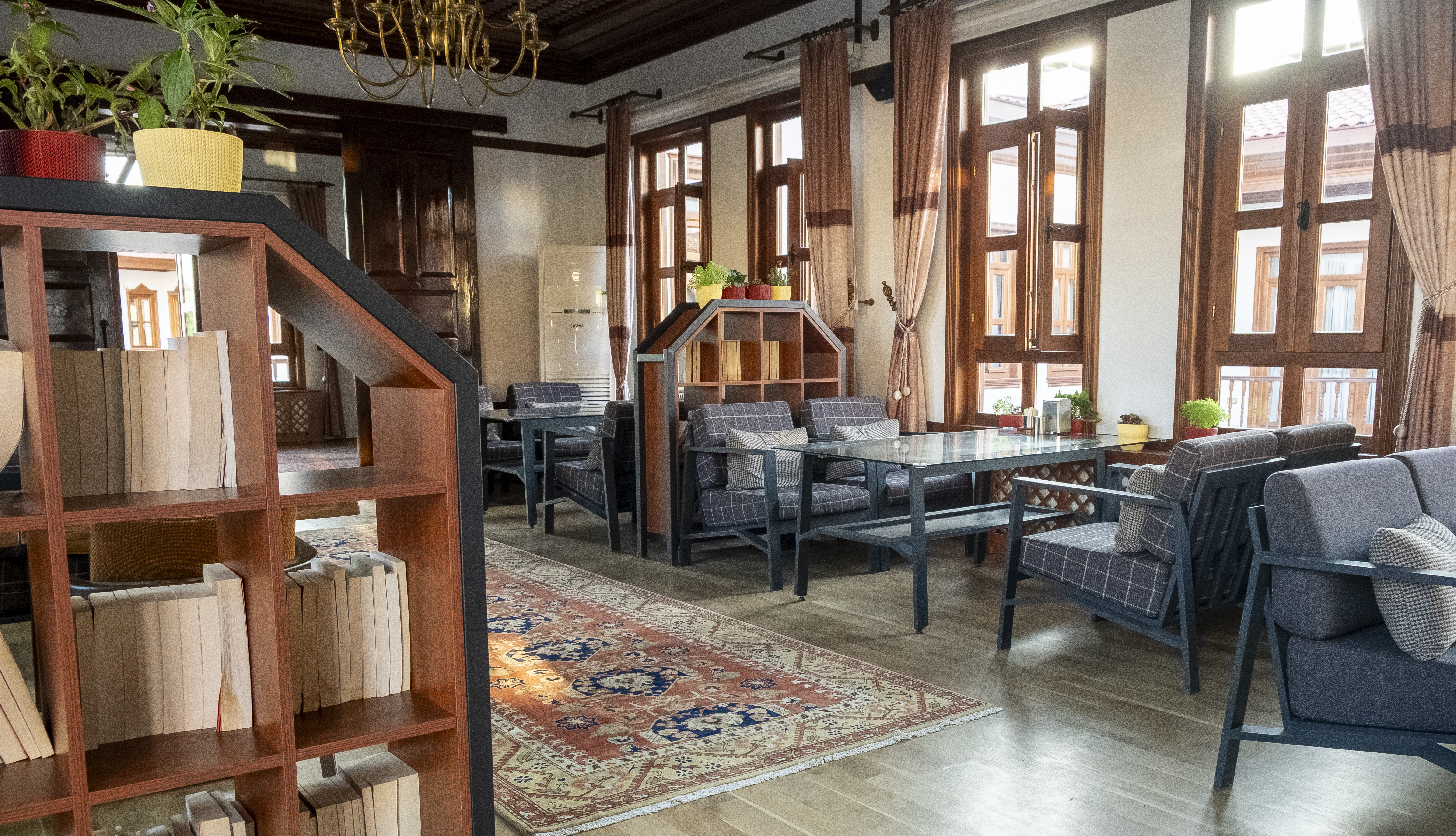 Vitalen Cafe-Kütüphane