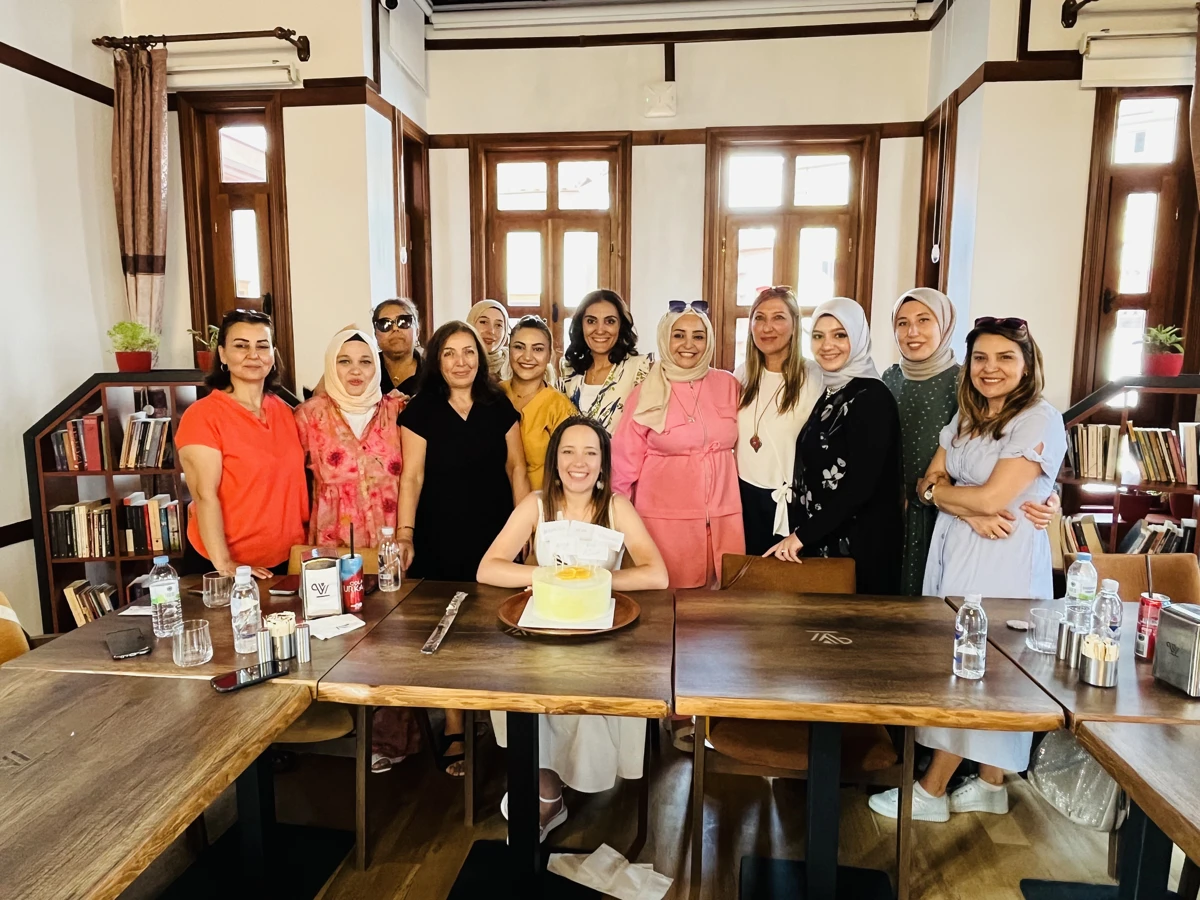 Ulucanlar Diş Hastanesi Arkadaşlarından Beyza Hanım’a Özel Kutlama