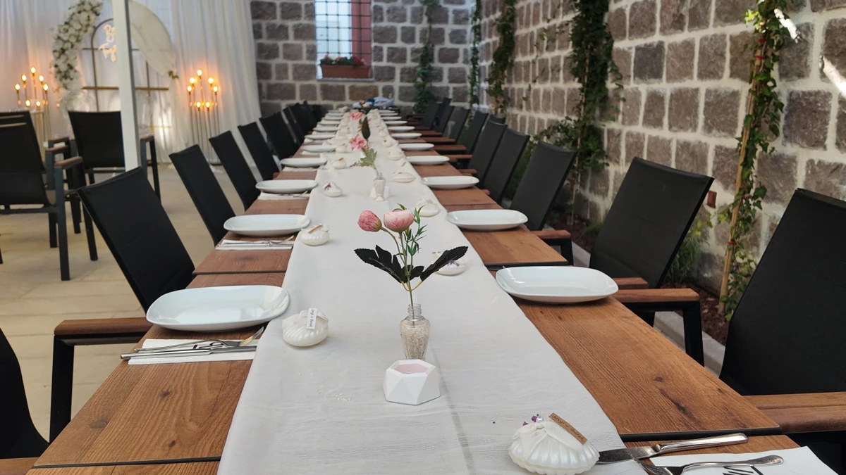 Burak ve Sevgi'nin Nişan Kutlaması Vitalen Cafe'de Gerçekleşti