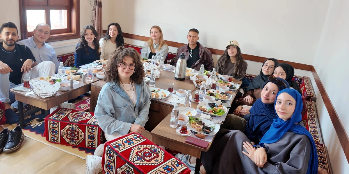 Medipol Üniversitesi Dil Konuşma Topluluğu Vitalen Cafe’de Buluştu